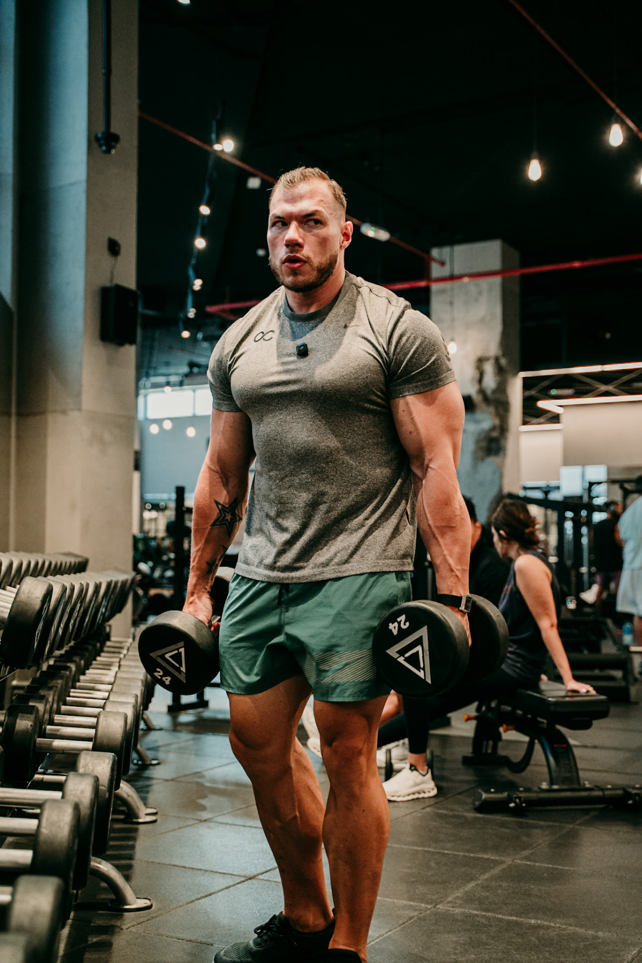 Calle Lundqvist tränar med hantlar på gymmet